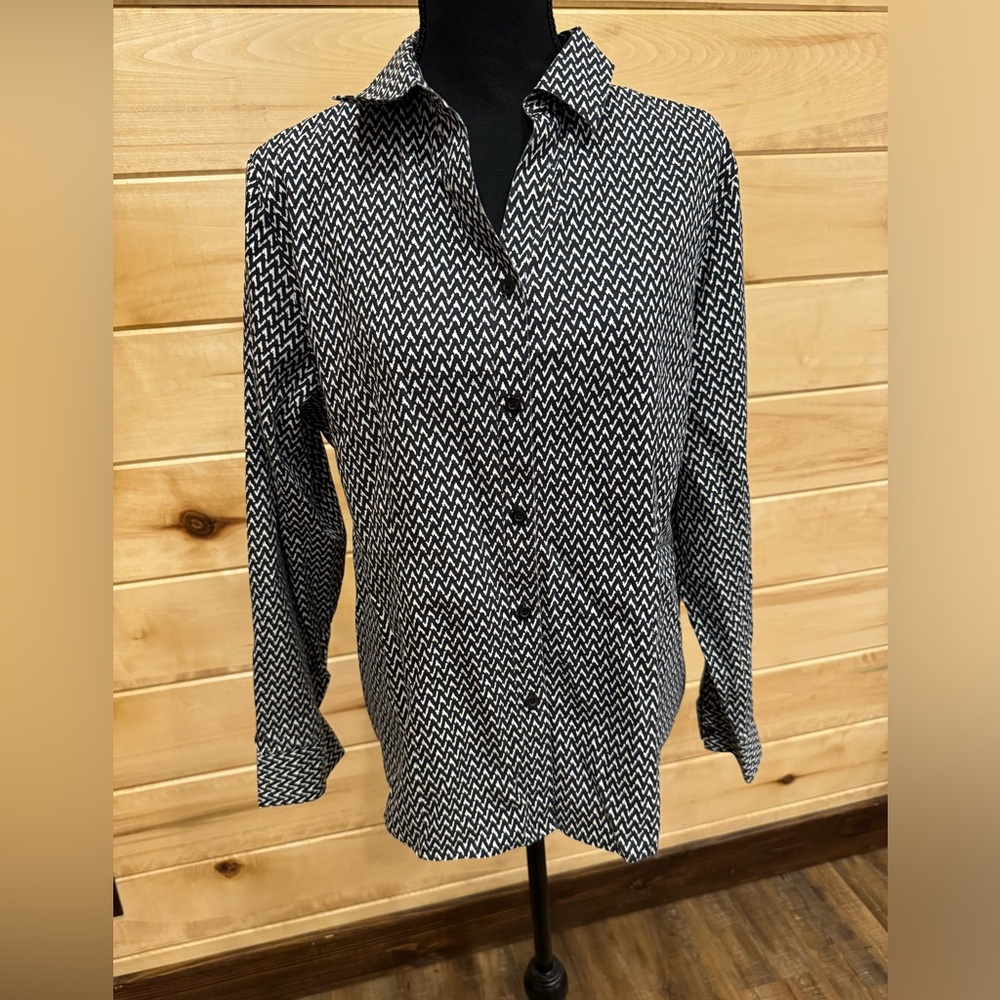 Chico's No Iron Chevron Print Button Down, Chicos size 2 - Large
